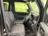広々とした室内空間は、ドライバーもゆったりとくつろげます。長距離運転でも疲れにくい設計です。
