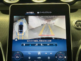【全方位型モニター】クルマを上空から見下ろしているかのように、直感的に周囲の状況を把握できる全方位型モニター。狭い場所での駐車でも周囲が映像で確認できます。