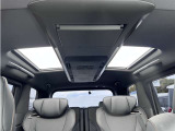 室内に心地いい解放感を。パノラマムーンルーフ付きです。キャンプで星空を眺められます!