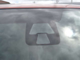 【エマージェンシーブレーキ】走行中に前方の車両等を認識し、衝突の危険があるときは警報とブレーキで衝突回避と被害軽減をアシスト。より安全にドライブをお楽しみいただけます。