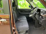 広々とした室内空間が魅力です。運転席からの視界も広く、運転操作もスムーズに行えます。快適な運転体験をお届けします。