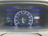 視認性の高いメータークラスター。運転に必要な情報を一目で確認でき、スタイリッシュな車内空間を演出します。