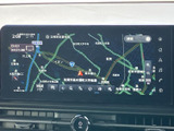 高精細な地図表示で、運転に集中しながらも、スムーズなナビゲーションを実現。細部まで見やすいのが特徴です。
