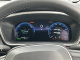 視認性の高いメーターパネルにより、運転に集中しやすい環境を実現。必要な情報を正確に把握でき、運転支援機能の表示も確認できます。