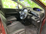 運転席からの視界は良好で、操作性にも優れています。シートの形状も工夫されており、長時間のドライブでも疲れにくいでしょう。