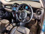MINIの内装はとにかく『円』に拘ったデザインコンセプトが一目で伝わってきます。これほど円形に拘った車は他に御座いません。伝統のデザイン、トグルスイッチなど遊び心のある内装で御座います。