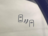 【ブラインドスポットモニター】走行中、ドアミラーの死角になりやすい箇所に後続車が接近するとサイドミラーのレンズに警告を表示!ドライバーに注意喚起をしてくれます。