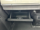 【グローブボックス】大容量のグローブボックスです!!車検証ケース他、日頃使う小物類の収納スペースもたくさんあります!