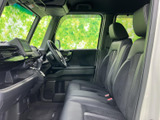 洗練された内装デザインが、上質な空間を演出。運転に集中できる、機能的な配置。快適なドライブをサポートします。