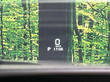 【カラーヘッドアップディスプレイ】現在の速度や走行情報をデジタル表示で運転席前方のガラスに投影!カラー付きで視認性も高く、運転中目線をずらさず必要な情報を確認できるのでとっても便利で安心!