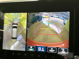 後方確認をサポートするモニターで、安全な運転をサポート。狭い道や駐車時も安心です。運転に不安を感じる方にもおすすめです。