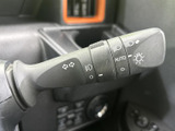 操作しやすいウインカーレバー。オート機能付きで、スムーズな車線変更をサポートします。安全な運転に貢献する機能です。