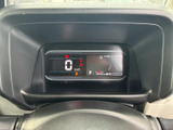 視認性の高いメーターで、運転状況を的確に把握できます。必要な情報を一目で確認でき、安全運転をサポートします。