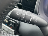 雨天時でもクリアな視界を確保するワイパーレバー。運転の安全性を高め、快適なドライブをサポートします。