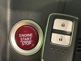 【Hondaスマートキー】カバンやポケットに入れたままでもドアの施錠・解錠が可能なスマートキーを装備。エンジンのオン・オフ時もカギを取り出す必要が無いからとっても便利です♪