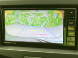 後方確認をサポートするモニター。運転の苦手な方でも、安全に駐車できます。駐車時の安心感を高めます。