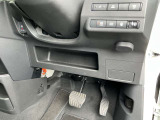 駐車ブレーキは指で操作する電動式です