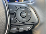 アダプティブクルーズコントロール機能付きです。走行中に先行車の様子を検知しながら、設定した車速の範囲内で先行車との距離のキープを支援します。詳細は販売店スタッフまでおたずねください。