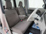 運転席のスペースはゆったりしていて、視界も広く確保されているので普段の運転からロングドライブまで快適です。