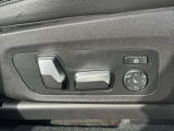 運転席メモリー付きフロント電動シート装備。