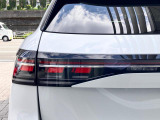 LEDテールランプ(ダイナミックターンインジケーター付き)特徴的な配光パターンによって後続車からの視認性が高まり、万一の追突の危険性を軽減します。