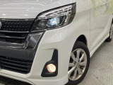 【LEDヘッドライト】悪天候や夜間走行時も良好な視界を確保し安心して運転できる高輝度LEDヘッドライトを装備!点灯速度が早く、消費電力も抑えられています。