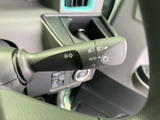 操作しやすい位置に配置され、スムーズなウインカー操作を可能にします。確実な操作感で、安全な車線変更をサポートします。