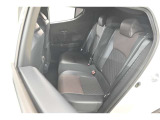 後席シートは分割可倒式です。乗せる荷物や乗車人数に合わせて片側ずつ倒すことが出来ます。