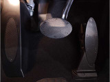 【ペダル】BMWはオルガン式アクセルペダルを採用しています。踏み込む足とペダルが同じ軌跡を描くため、かかとがずれにくく、アクセルコントロールがよりしやすくなるメリットがあります。