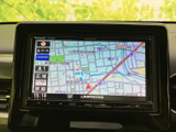 目的地までスムーズに導いてくれるナビゲーションシステム。高精細な地図表示で、初めての道でも安心して運転を楽しめます。