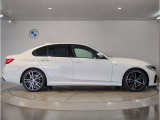 【BMWの伝統-3】BMWのお車は、&ldquo;駆け抜ける歓び&rdquo;を体現しております。走行の安定性とコーナリングの良さを追求し、思い通りにハンドルの操作可能です。