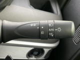 操作しやすいウインカーレバーで、スムーズな車線変更をサポート。安全運転をサポートする機能が充実しています。