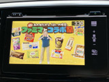 後席の乗員も楽しめるモニターを搭載。動画やゲームなどで、長距離移動も退屈させません。家族でのドライブに最適です。