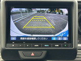 狭い場所での駐車も安心。後方の状況をクリアに映し出し、安全な運転をサポートします。ガイドライン表示で、距離感もつかみやすいです。