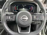 握りやすい形状で、運転操作をサポートします。操作性にも優れ、快適なドライビングを実現します。