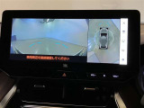 映像で見づらい車両周辺の確認をアシスト。クルマを真上から見ているような映像を表示。 運転席から確認しにくい車両周囲の状況を把握。