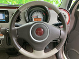 握りやすいステアリングは、運転操作をスムーズにします。手にフィットする形状で、長距離運転でも疲れにくい設計です。快適なドライビングをサポートします。