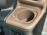 【ホッとカップホルダー】ホットドリンクをちょうどいい温度でキープしてくれる保温機能付きのカップホルダーです。冬の寒い日でも快適なドライブを♪