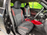 運転席まわりには十分なスペースがあり、大柄な方でもゆったり運転していただける環境です。
