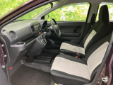 運転に必要なスイッチ類は操作しやすい位置に配置。快適なドライビングをサポートします。視認性の高いメーター類も魅力です。