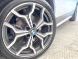●純正19インチアルミホイール:輸入車ならではの卓越した走りを支えるホイールと足回りです!日本車の走りに慣れている方にもぜひ体感して頂きたいほど、高いレベルでまとまっています!