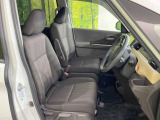運転席まわりには十分なスペースがあり、大柄な方でもゆったり運転していただける環境です。