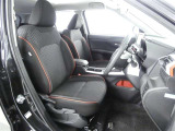 高いホールド性で運転姿勢が安定します。長距離ドライブでも疲れにくいのが魅力です。快適なドライビングライフをお送りください♪