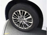 かっこいいホイールですね。 車のイメージを大きく左右するホイール部分はコダワリを持ちたいですね。