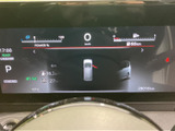 一目で必要な情報が確認できる、見やすいメーターパネル。デジタル表示で、車両情報や運転状況を分かりやすく表示します。燃費表示も便利です。