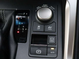 『1台』のお車に対して、3名体制で日々議論を重ね仕入れを行っております。