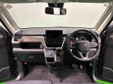 Aピラーの傾斜やヒップポイントの位置を最適化。ひらけた前方視界とノンストレスな運転姿勢で快適なドライブが楽しめます。