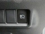オートマチックハイビーム装備です。先行車や対向車のライトを認識し、ハイビームとロービームを自動で切り替える機能です。夜道の視界を確保します。詳細は販売店スタッフまでおたずねください。