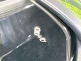 【ブラインドスポットインフォメーション】走行中、ドアミラーの死角になりやすい箇所に後続車が接近するとサイドミラー付近に警告を表示、ドライバーに注意喚起をしてくれます。