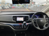 広々とした室内空間が快適。運転席からの視界も広く、運転操作もスムーズに行えます。上質な空間で、快適なドライブを。